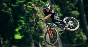 Fox Union Canvas Action Laurie GREENLAND FOX ByADL 2 e1692788716664 Fox Racing expands Union shoe lineup with Canvas model