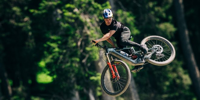 Fox Union Canvas Action Laurie GREENLAND FOX ByADL 2 e1692788716664 Fox Racing expands Union shoe lineup with Canvas model